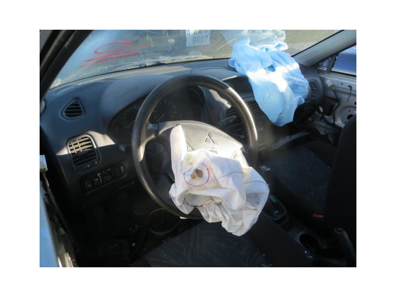 mitsubishi carisma del año 2001