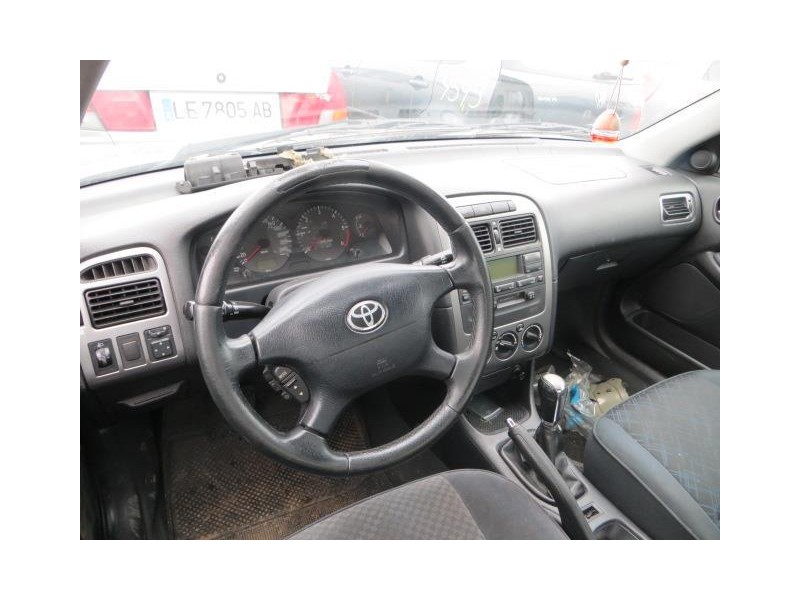 toyota avensis del año 2001