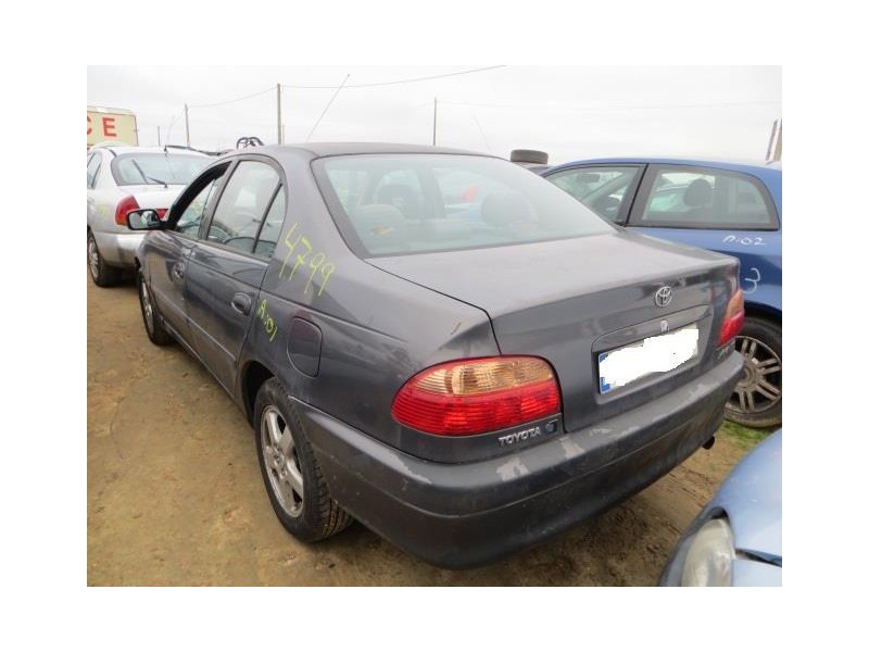 toyota avensis del año 2001
