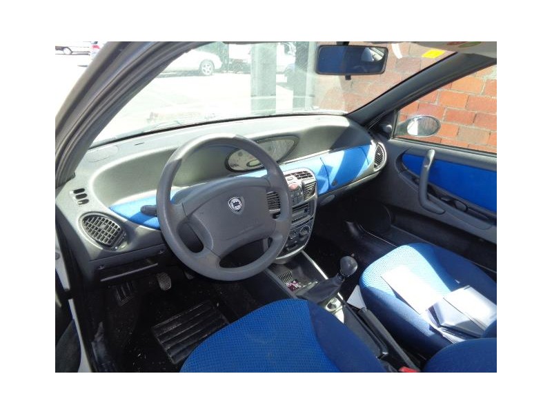 lancia y10 del año 2002