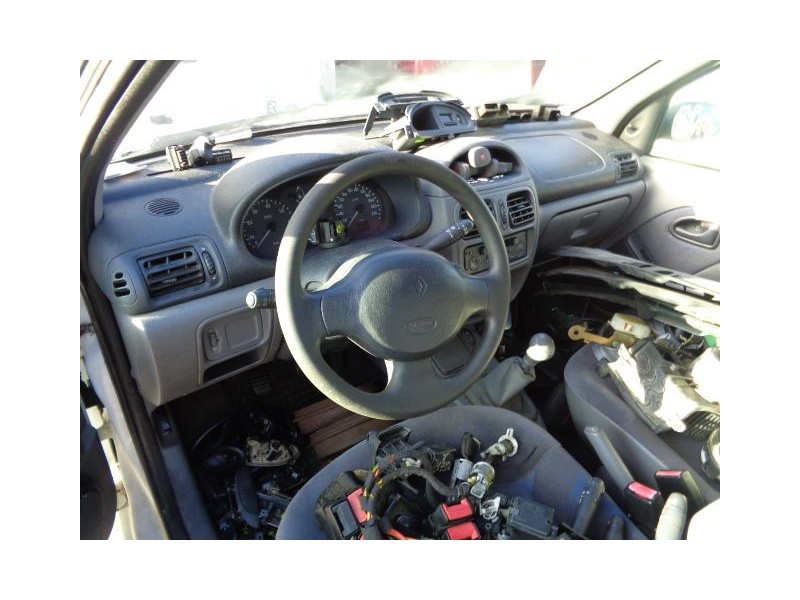 renault clio del año 2000