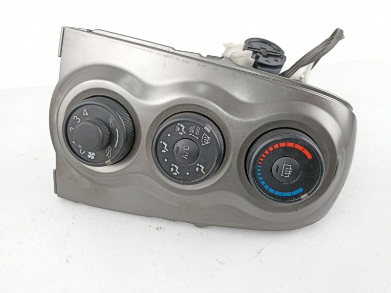 Recambio de mandos calefaccion para toyota yaris 1.3 g 6v referencia OEM IAM 554060D190  