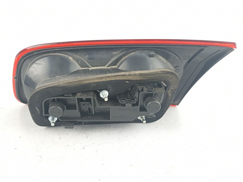 Recambio de piloto porton izquierdo para fiat croma 1.9 jtd -939a1000 (119,64cv 1.9 jtd -939a1000 5p referencia OEM IAM 51727252