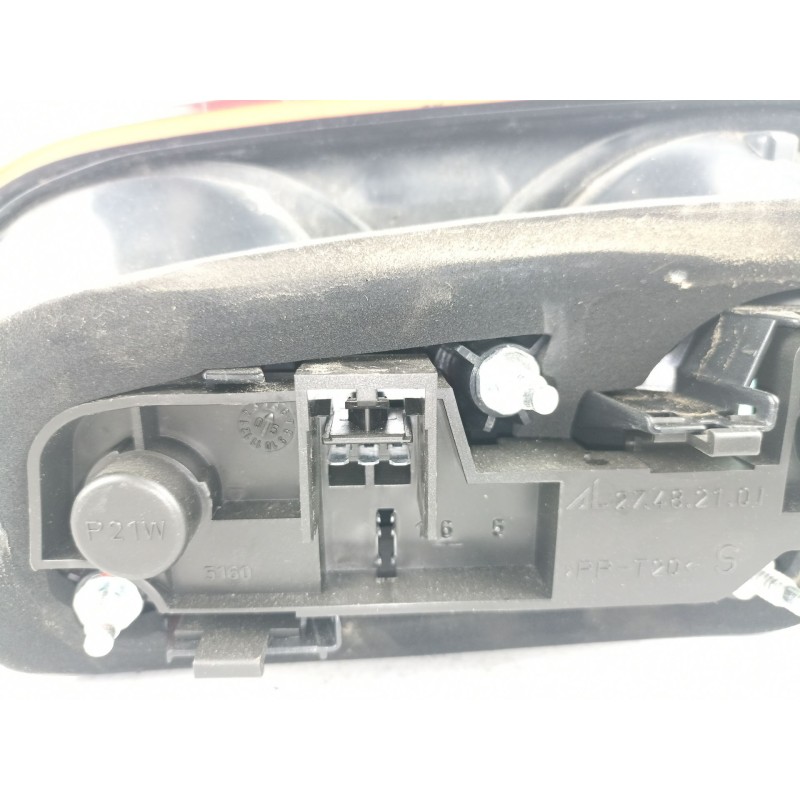 Recambio de piloto porton izquierdo para fiat croma 1.9 jtd -939a1000 (119,64cv 1.9 jtd -939a1000 5p referencia OEM IAM 51727252