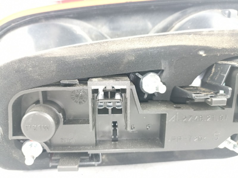 Recambio de piloto porton izquierdo para fiat croma 1.9 jtd -939a1000 (119,64cv 1.9 jtd -939a1000 5p referencia OEM IAM 51727252