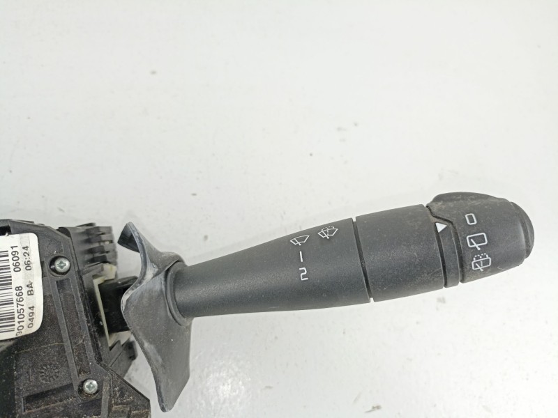 Recambio de mando luces y limpias para dacia sandero 1.2 g - d4f f732 referencia OEM IAM 8200792587  