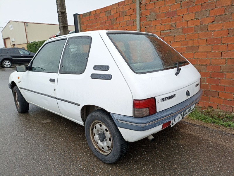 peugeot 205 del año 1996