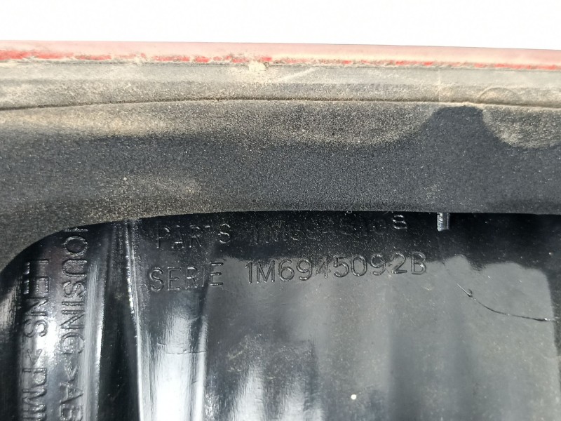 Recambio de piloto porton derecho para seat leon 1.6 g referencia OEM IAM 1M6945092B  