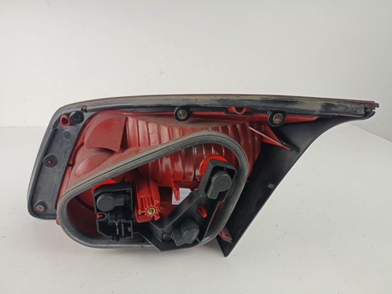 Recambio de piloto porton izquierdo para renault vel satis (bj0) 2.0 16v turbo referencia OEM IAM 89021293  