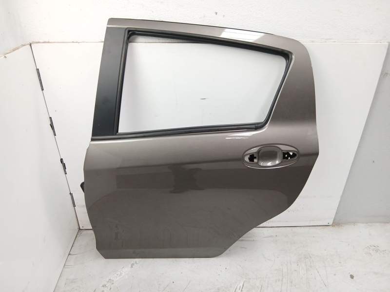 Recambio de puerta trasera izquierda para toyota yaris (_p13_) 1.5 hybrid (nhp130_) referencia OEM IAM 670040D210  