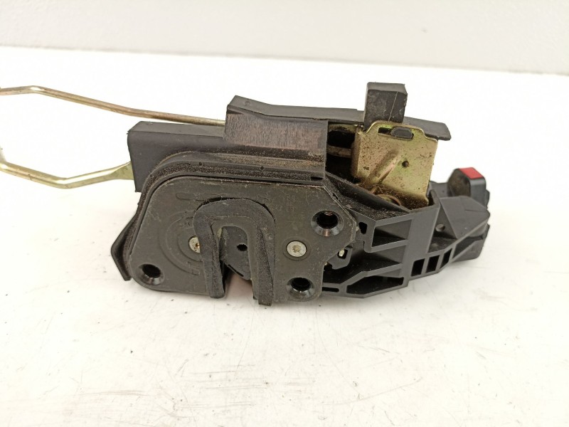 Recambio de cerradura puerta delantera derecha para hyundai elantra 1.6 g referencia OEM IAM 813202D000  