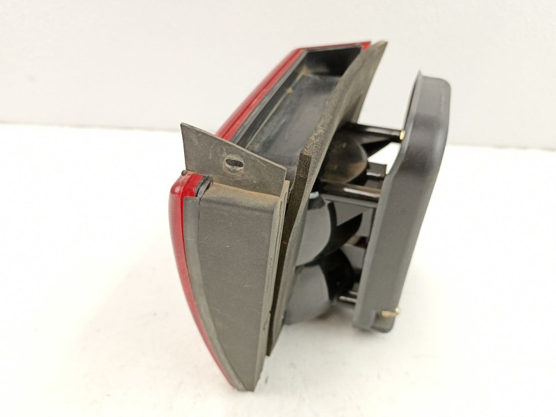 Recambio de piloto porton derecho para lancia dedra berl. 1.8 cat referencia OEM IAM 7788062 36600774 