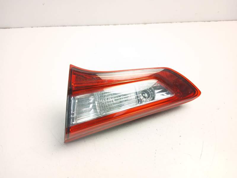 Recambio de piloto porton derecho para toyota yaris (_p13_) 1.5 hybrid (nhp130_) referencia OEM IAM 815800D620  