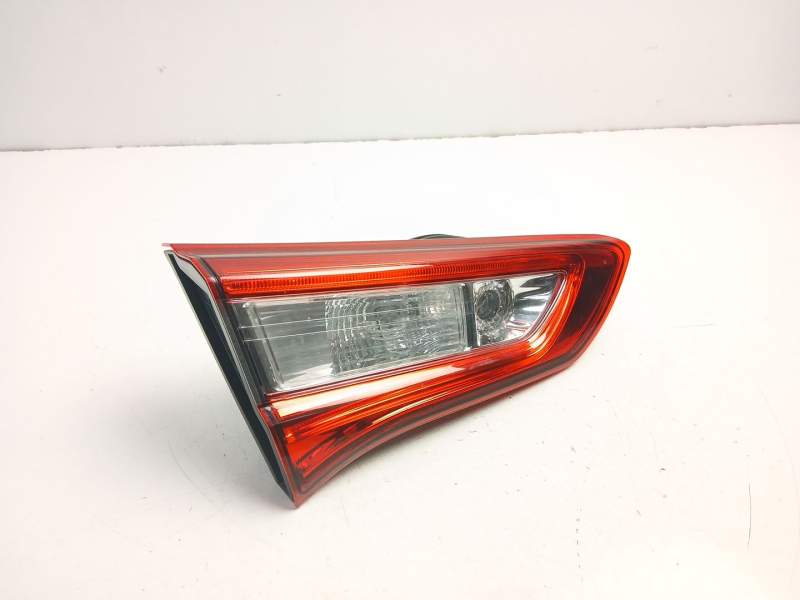 Recambio de piloto porton izquierdo para toyota yaris (_p13_) 1.5 hybrid (nhp130_) referencia OEM IAM 815910D620  