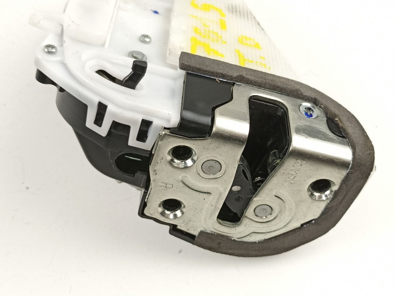 Recambio de cerradura puerta trasera derecha para toyota yaris 1.0g 1kr referencia OEM IAM 690500D110  