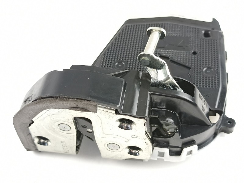 Recambio de cerradura puerta trasera derecha para toyota yaris 1.0g 1kr referencia OEM IAM 690500D110  