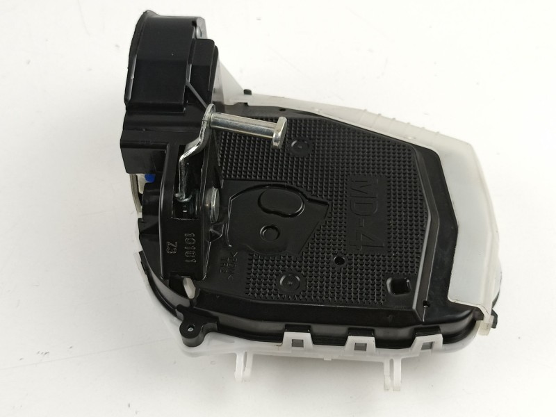 Recambio de cerradura puerta trasera derecha para toyota yaris 1.0g 1kr referencia OEM IAM 690500D110  