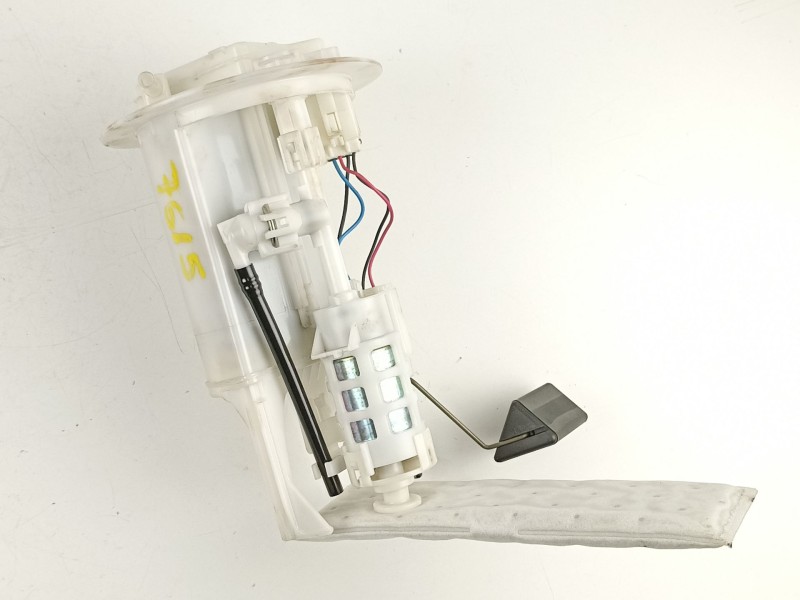 Recambio de bomba combustible aforador para toyota yaris 1.0g 1kr referencia OEM IAM 777040D070  