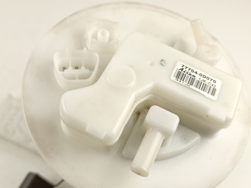 Recambio de bomba combustible aforador para toyota yaris 1.0g 1kr referencia OEM IAM 777040D070  
