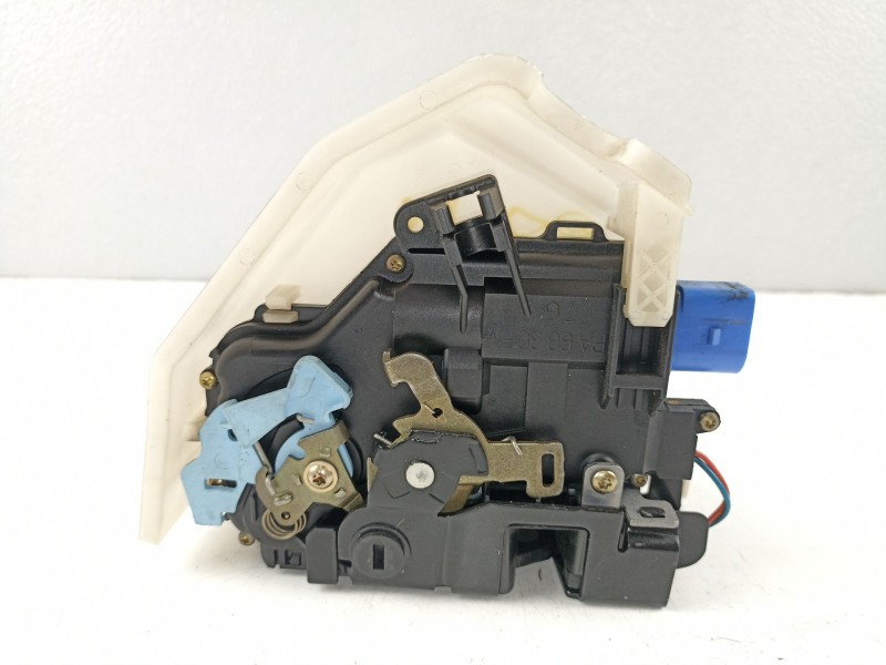 Recambio de cerradura puerta trasera izquierda para volkswagen golf v 1.9 tdi bxe - 1k - 5v referencia OEM IAM 7L0839015 1K08393