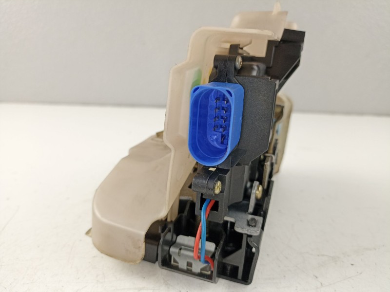 Recambio de cerradura puerta delantera derecha para volkswagen golf v 1.9 tdi bxe - 1k - 5v referencia OEM IAM 3D1837016 1K08373