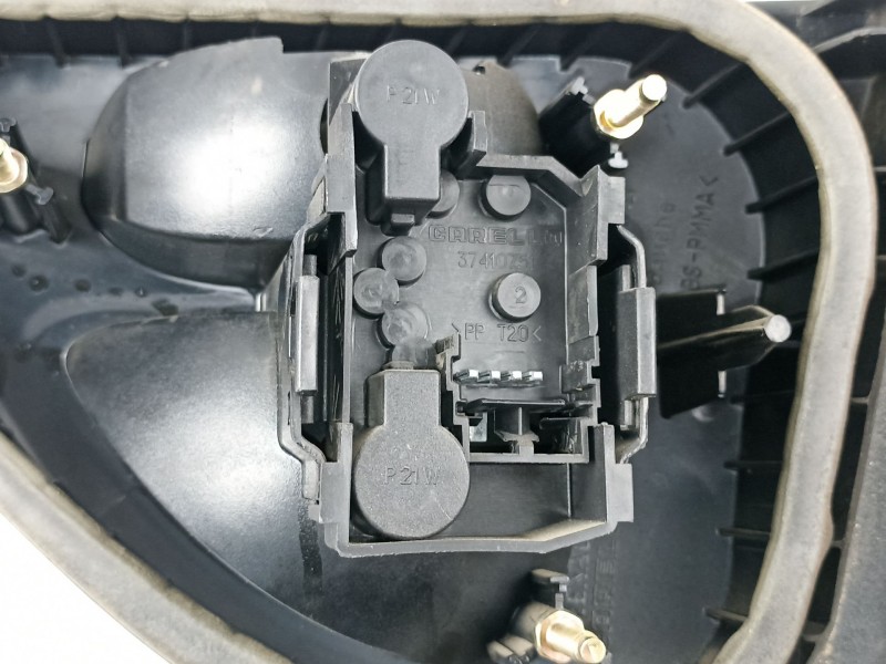 Recambio de piloto porton izquierdo para renault megane 1.9 td d-f8q referencia OEM IAM 7700838532 37410999 