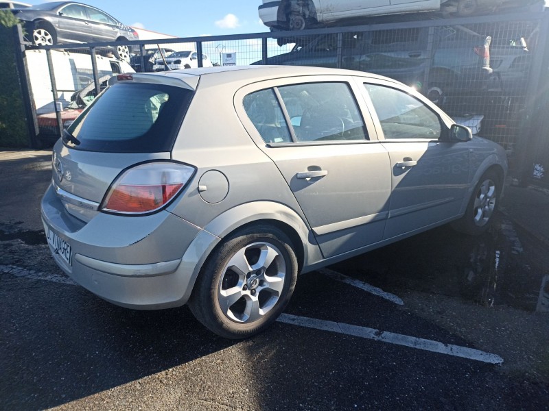 opel astra h berlina del año 2004