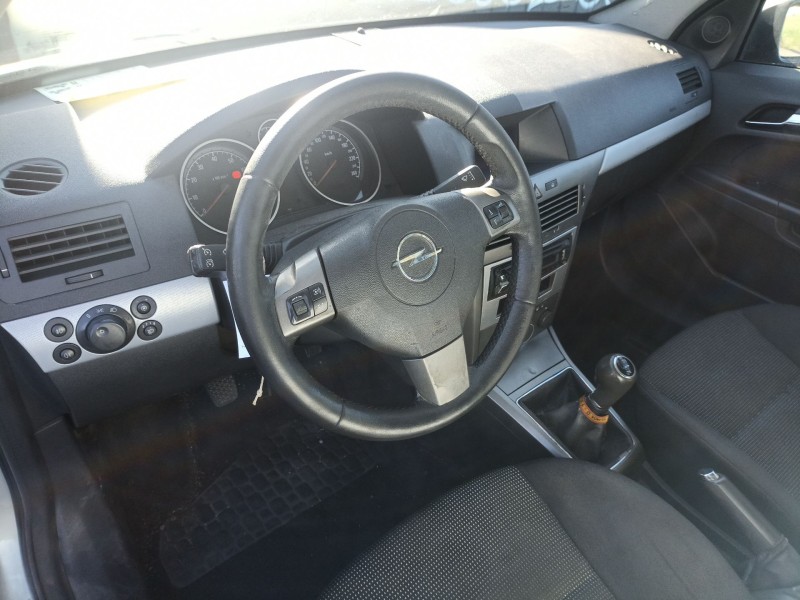 opel astra h berlina del año 2004