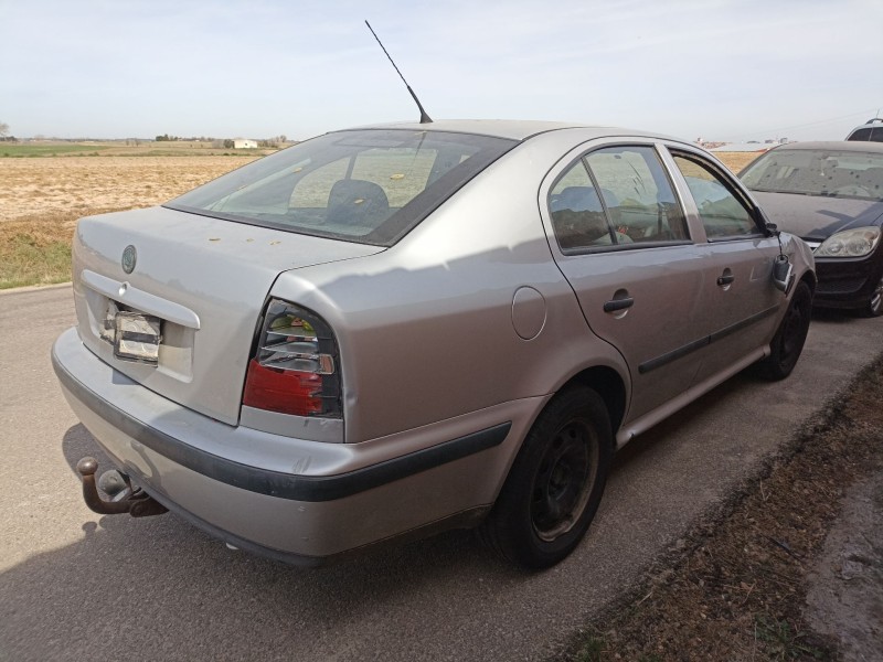 skoda octavia berlina (1u2) del año 2000