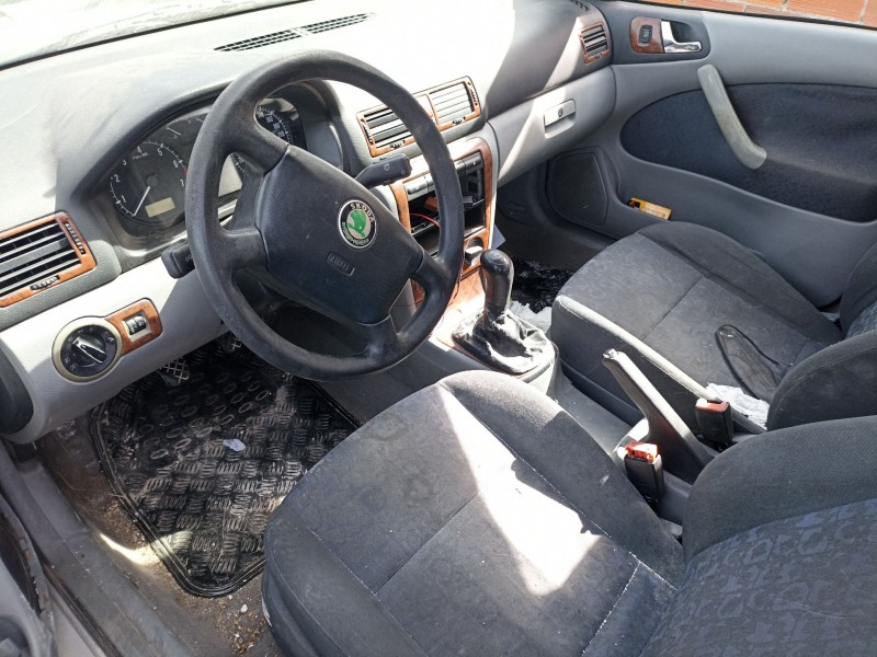 skoda octavia berlina (1u2) del año 2000
