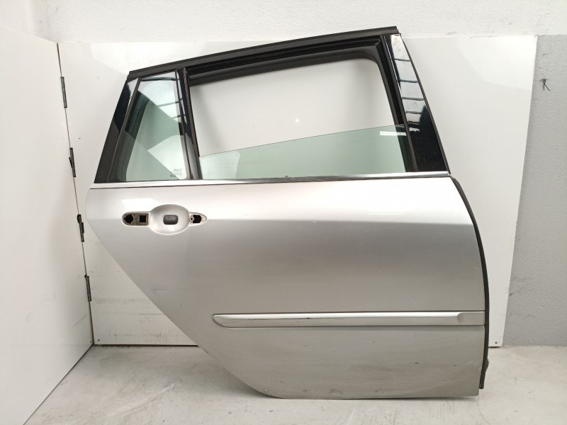 Recambio de puerta trasera derecha para renault laguna grandtour iii dynamique referencia OEM IAM 821120002R  