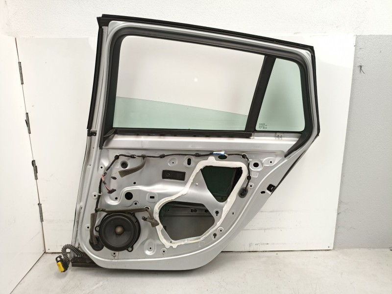 Recambio de puerta trasera derecha para renault laguna grandtour iii dynamique referencia OEM IAM 821120002R  