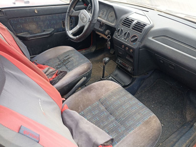 peugeot 205 berlina del año 1983