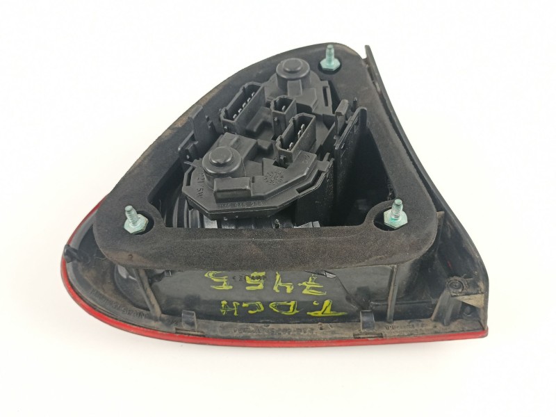 Recambio de piloto trasero derecho para seat leon 1.6 g referencia OEM IAM 1M6945112  