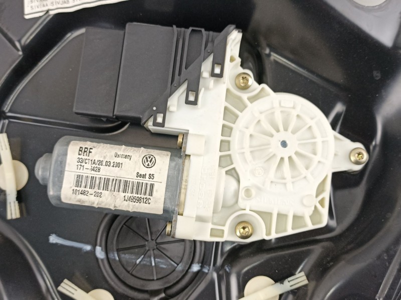 Recambio de elevalunas trasero derecho para seat leon 1.6 g referencia OEM IAM 1M0839756F  1J4959812C