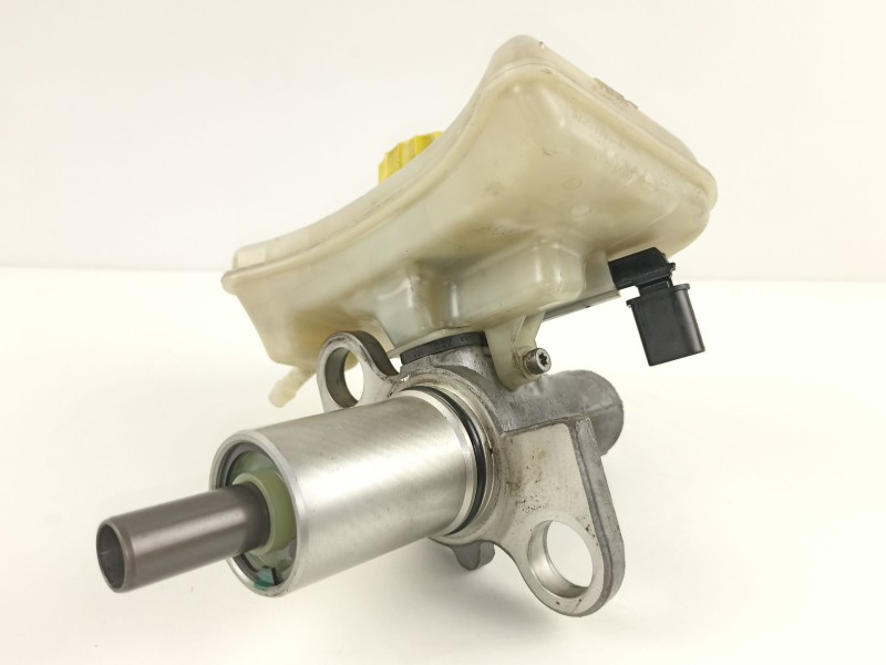 Recambio de bomba de freno para volkswagen passat 2.3 g v5 referencia OEM IAM 8D2611021A  8E0611301E