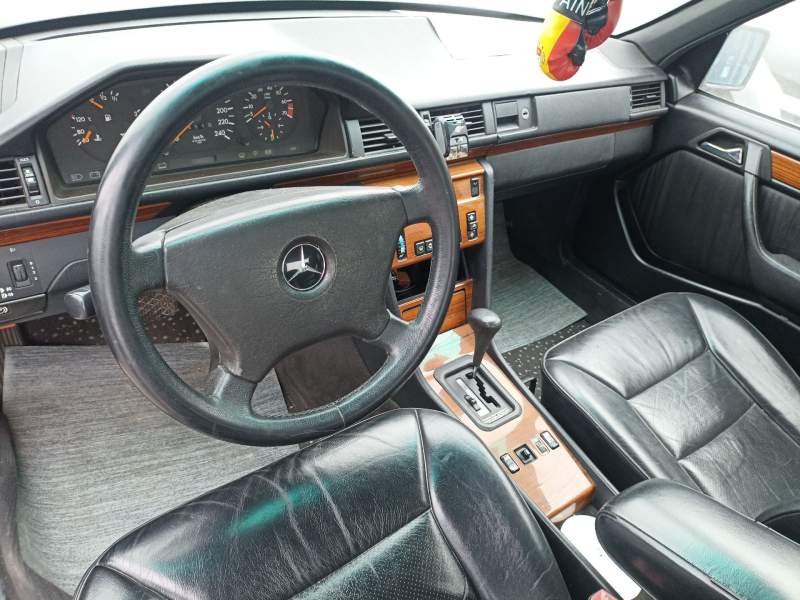 MERCEDES-BENZ 124 SEDÁN (W124)
