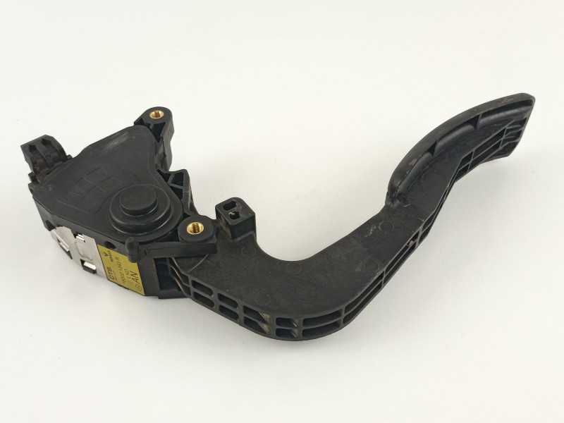 Recambio de potenciometro aceleracion para dacia dokker ambiance referencia OEM IAM 180021343R  