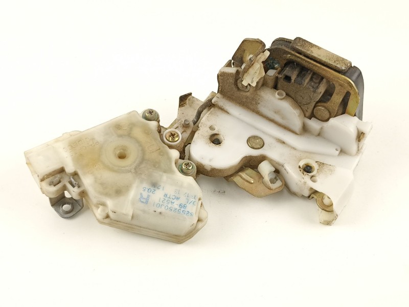 Recambio de cerradura puerta trasera derecha para nissan terrano/terrano.ii (r20) aventura referencia OEM IAM 825020F615 8255250