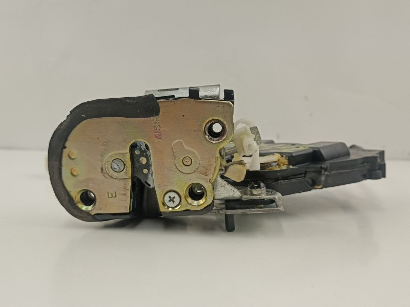 Recambio de cerradura puerta trasera derecha para lexus is 3.0 g automatico4p referencia OEM IAM 6933053021  