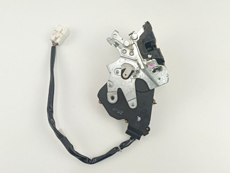 Recambio de cerradura puerta trasera derecha para lexus is 3.0 g automatico4p referencia OEM IAM 6933053021  
