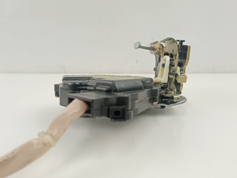 Recambio de cerradura puerta trasera izquierda para lexus is 3.0 g automatico4p referencia OEM IAM 6934053021  