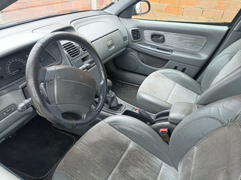 renault laguna del año 2000