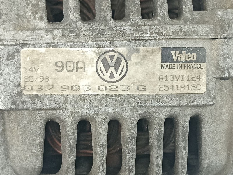 Recambio de alternador para volkswagen polo berlina (6n1) 75 1.6 referencia OEM IAM 037903023G A13VI124 2541815C