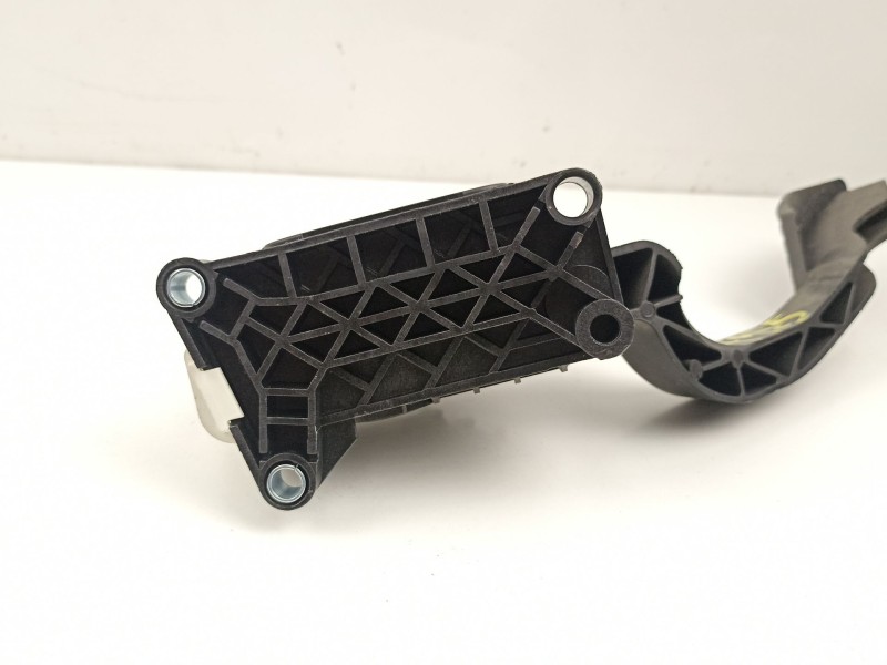 Recambio de potenciometro aceleracion para opel corsa d selective referencia OEM IAM 13305804  