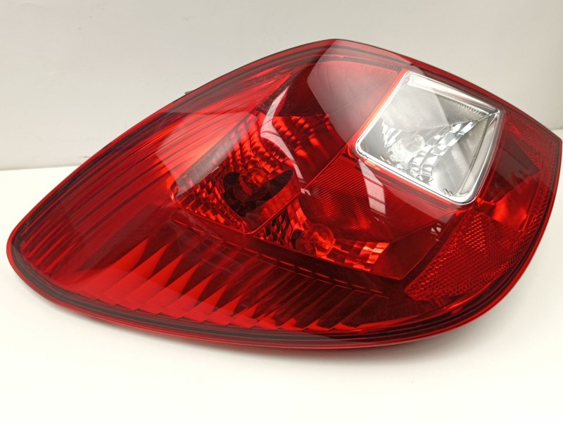 Recambio de piloto trasero izquierdo para opel corsa d selective referencia OEM IAM 13269050 89318811 