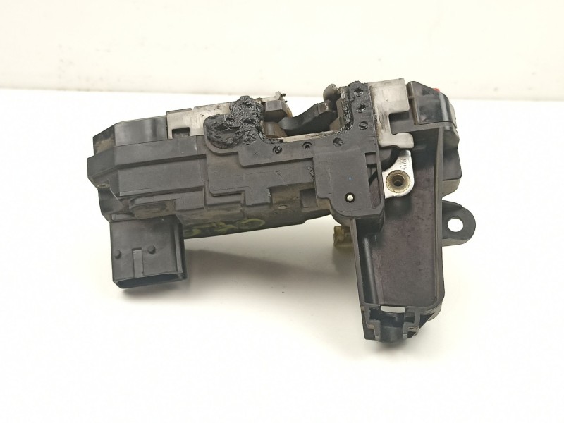 Recambio de cerradura puerta trasera derecha para opel zafira 1.9 cdti referencia OEM IAM 13210739  