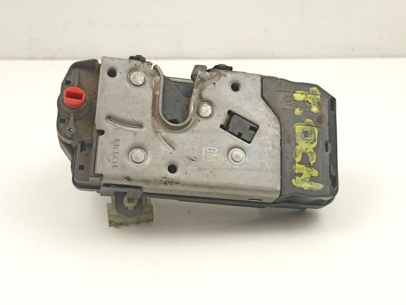 Recambio de cerradura puerta trasera derecha para opel zafira 1.9 cdti referencia OEM IAM 13210739  