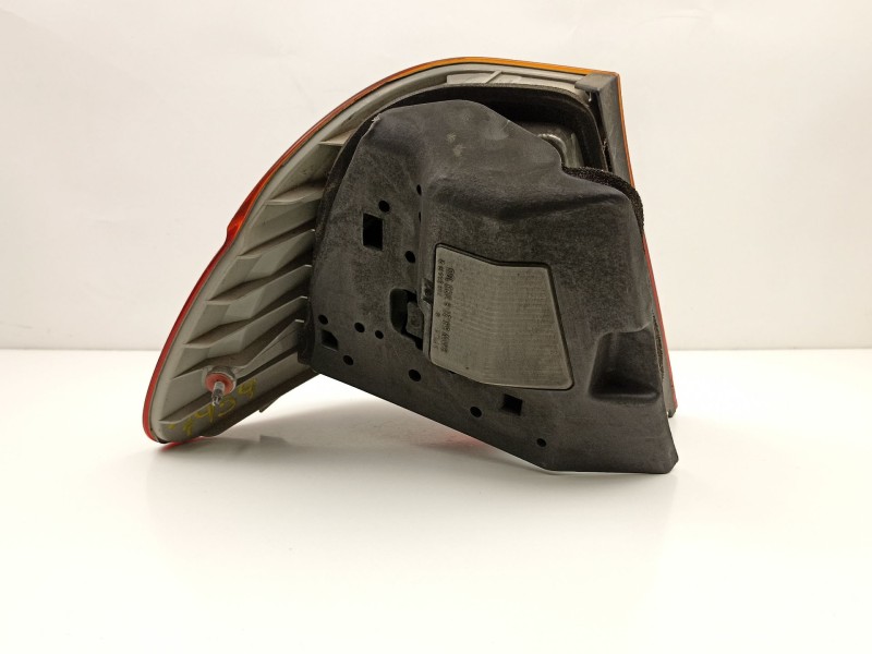 Recambio de piloto trasero derecho para bmw serie 3 berlina (e46) 316i referencia OEM IAM 8364922  