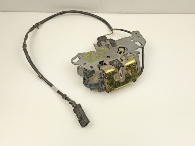 Recambio de cerradura puerta corredera derecha para chrysler voyager 2.5 td referencia OEM IAM 5019052AC  